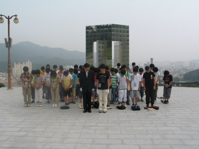 초등학교학생회장 민주묘지 참배 이미지